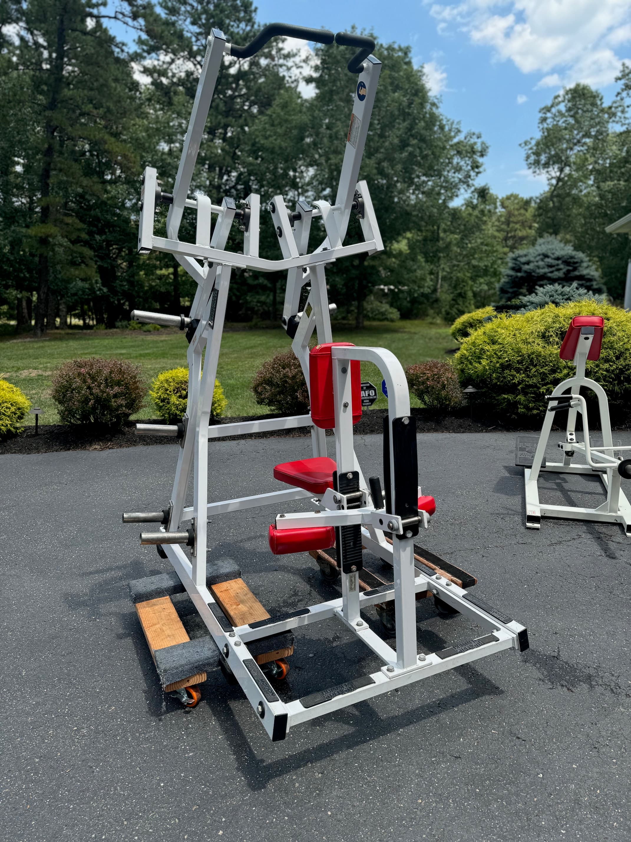 Hammer strength Isolating Pulldown DESIREABLE!!