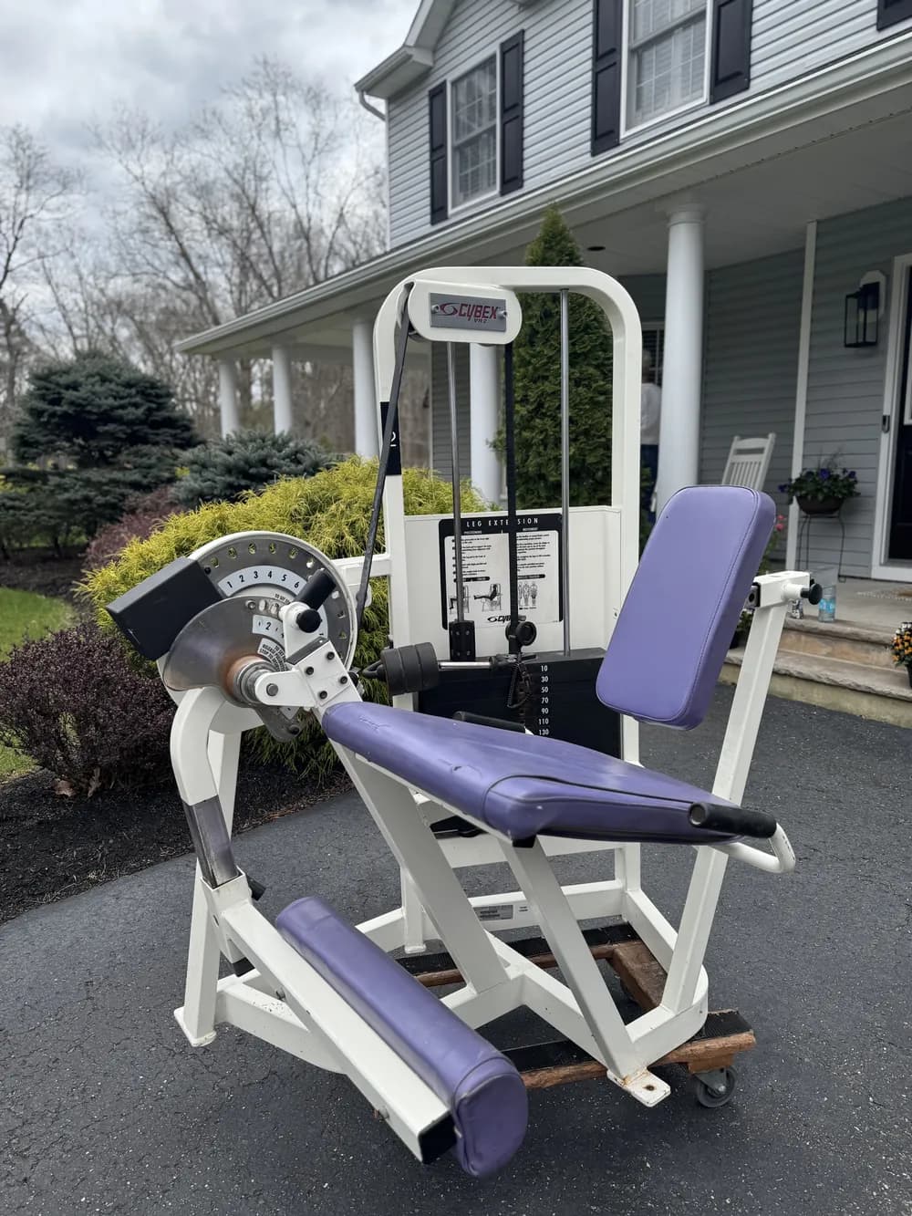 Cybex VR2 Leg Extension